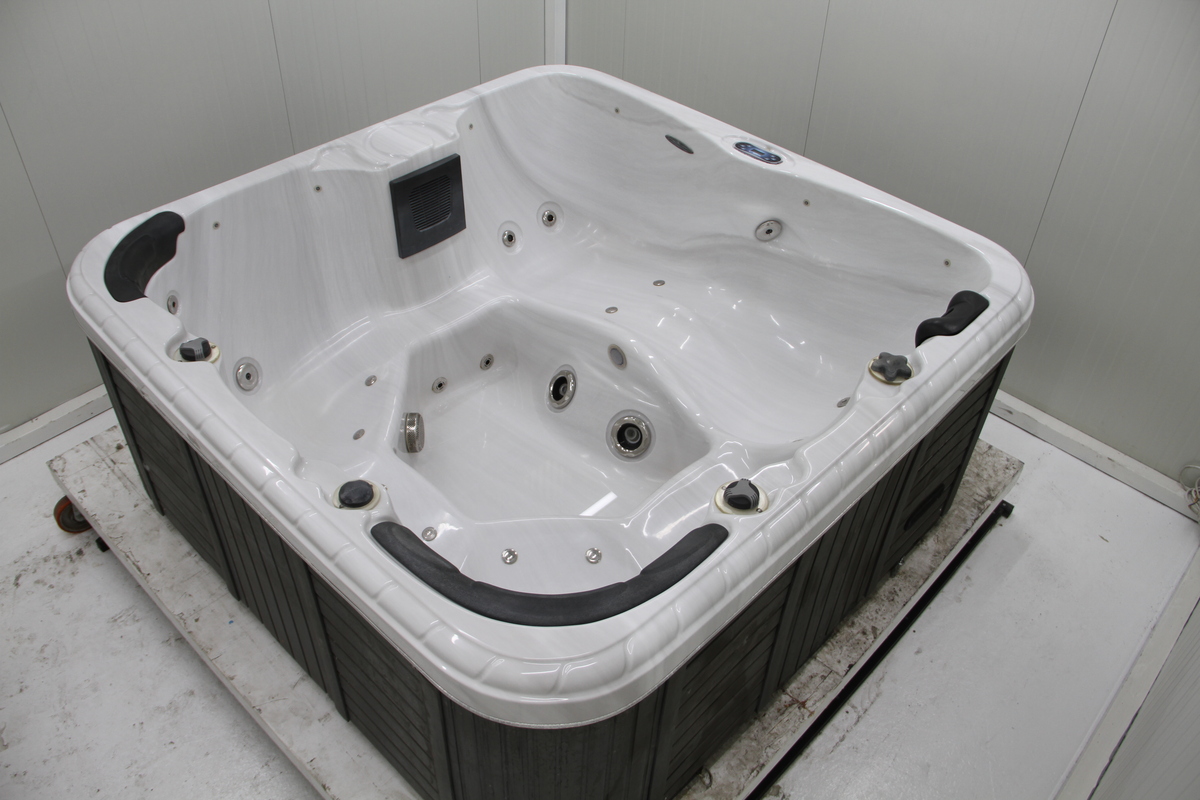 6 Person Spa (Sterling Silver) -Pre-loved